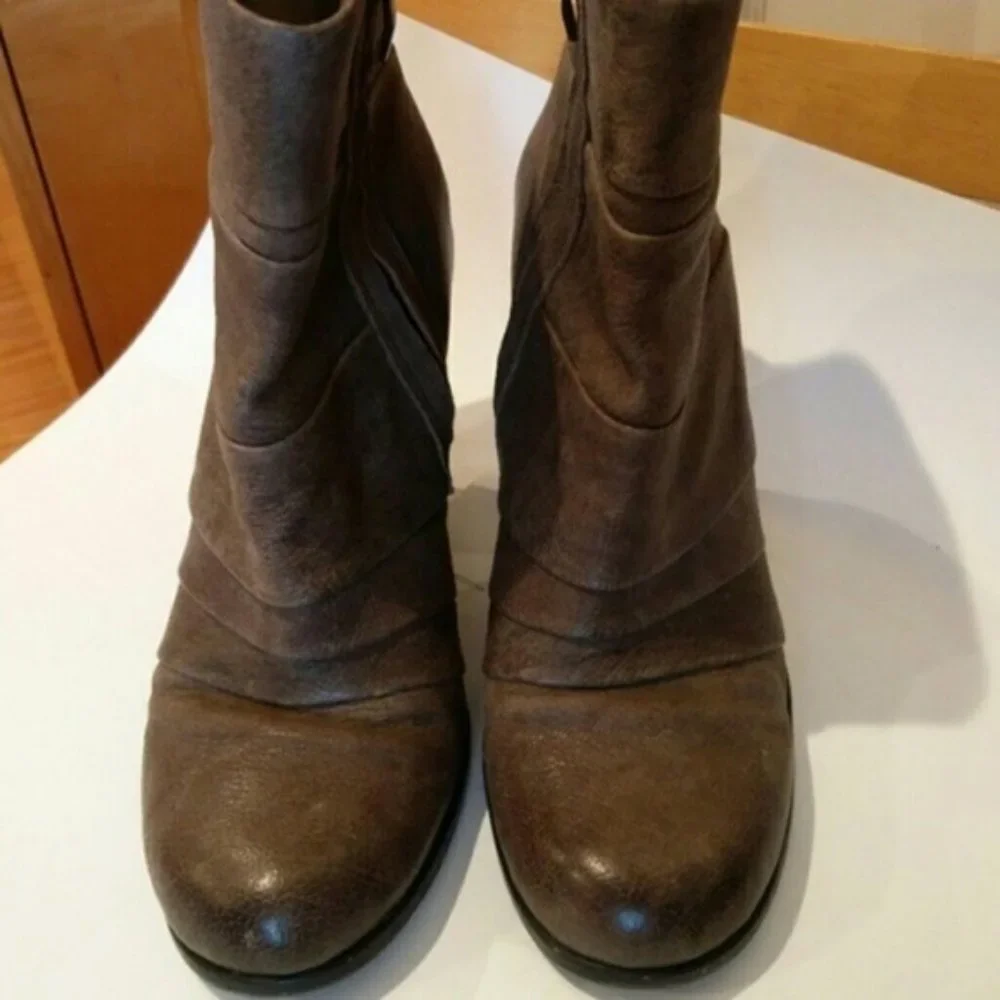 Vince Camuto leather bootie heeled sz. 9